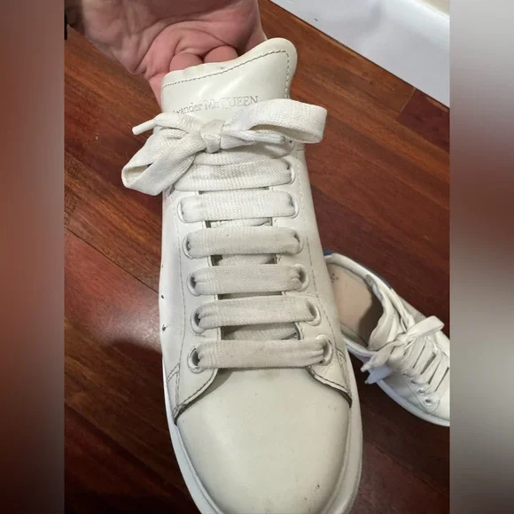 Alexander McQueen White and Navy Women's Oversized Sneaker missing insoles - Picture 9 of 11